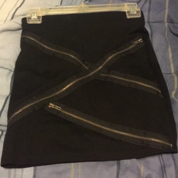 Black skirt with zippers on the front 🙌 - Picture 6 of 7